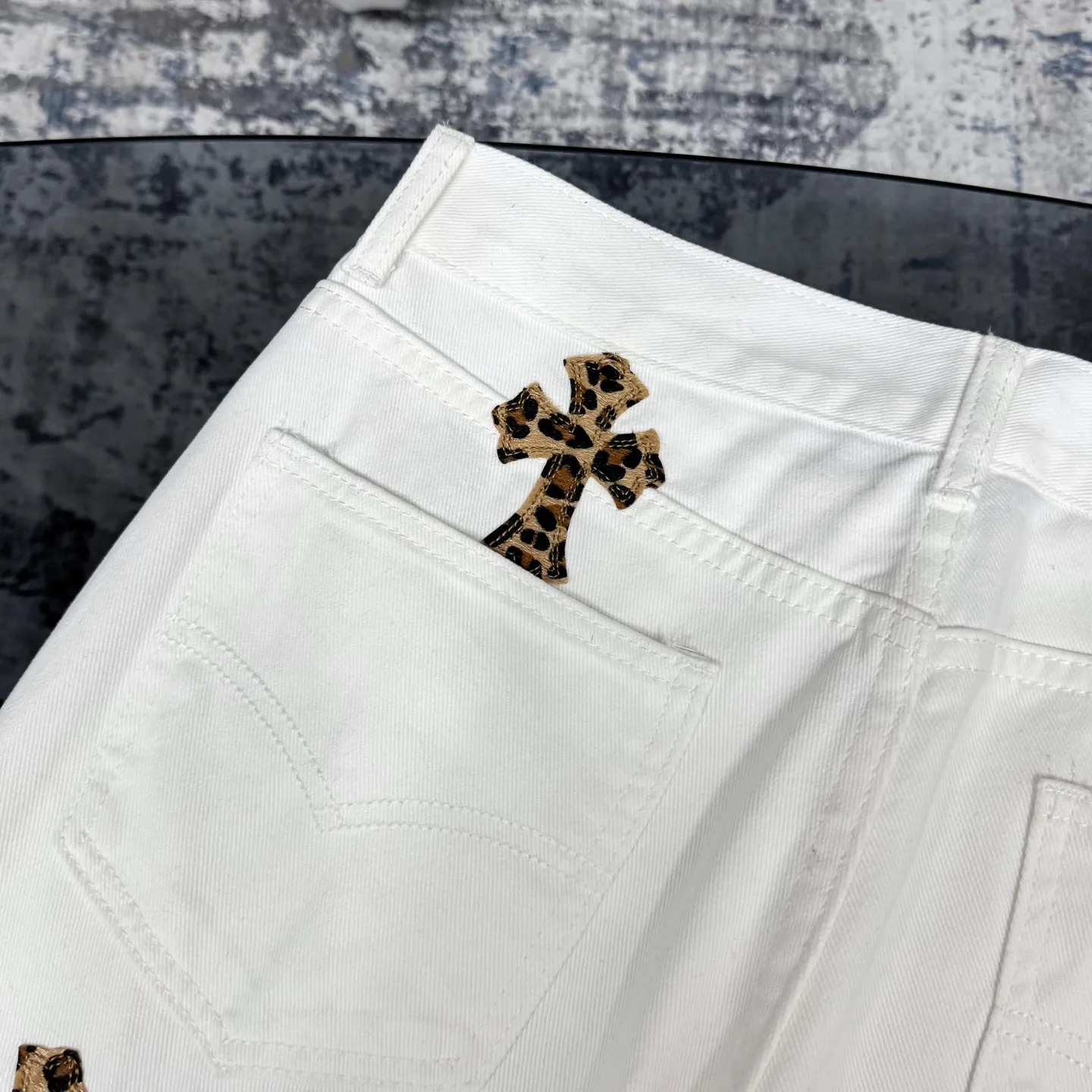 P250 Chrome Hearts Mattyboy graffiti painted leopard print horse hair cross jeans Special Italian cowhide print and cut Customized sheepskin three-layer thick thread leather The whole body is spliced in heavy water washing process Craftsmen hand-splash ink You can see the details Three-dimensional cutting version Loose and comfortable without picking up the figure Make you taller and slimmer Factory Seiko Original quality control Same style for men and women Can be matched with couples Versatile recommendation Necessary jeans for all seasons Color: White Size: 28/30/32/34 Waist: 71/76/81/86 Hips: 95/100/105/110 Pants length: 98/100/102/104